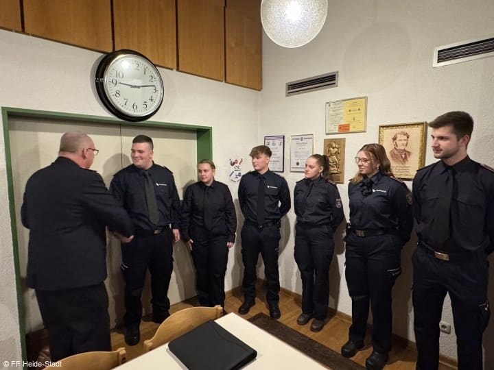 Übernahmen aus dem Probedienstverhältnis (v.l.n.r.: Kevin Thomsen, Chiara Rohde, Dustin Dreßler, Finja Glindemann, Lindsey Greinert, Momme Zins)