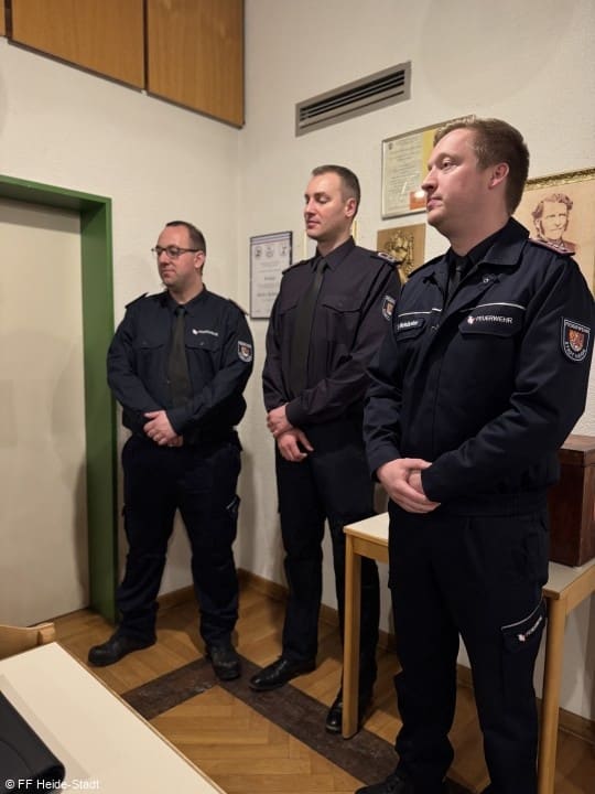 Beförderung Hauptfeuerwehrmann\*\*\* zum Löschmeister - v.l.n.r.: Daniel Matthiesen, René Wiechmann, Timo Niehörster