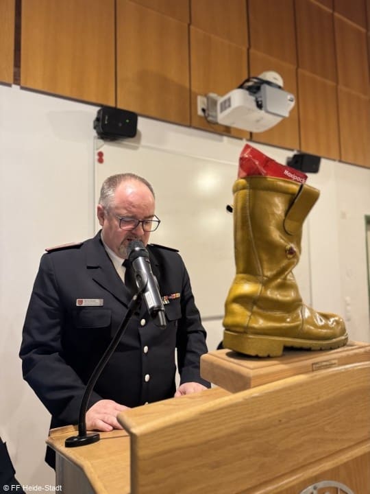 Marco Hansen verleiht stellvertretend für Mirko Horstmann den goldenen Stiefel