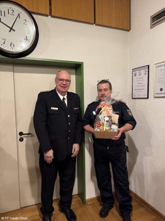 Gruppenführer Guido Brandt wurde ebenfalls für seine jahrzehntelange Vorstandsarbeit geehrt und gebührend aus dieser verabschiedet. Er geht nun wieder in den Mannschaftsdienst über.
