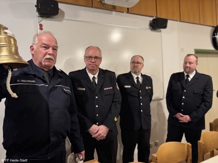 Hartmut Wiechmann überreicht in einer ergreifenden Rede die von Hartmut "Hatschi" Selzer vermachte Glocke, bekannt vom Heider Marktfrieden, in den Besitz der Feuerwehr.