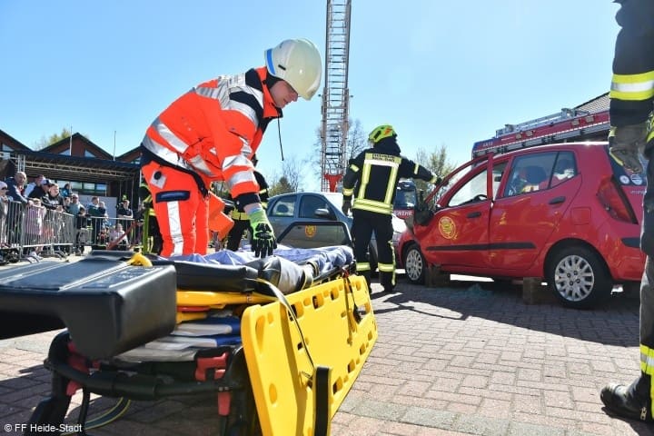 Der Rettungsdienst im Einsatz bei einer Verkehrsunfallübung