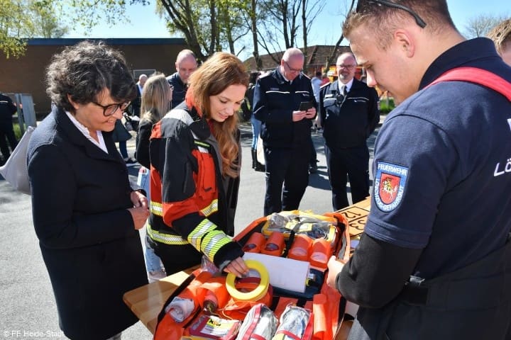 Innenministerin Fr. Finke und Kreispräsidentin Ute Borwieck-Dethlefs erkundigen sich beim LZ-G