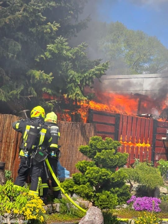 Feuer, Großfeuer, Brennender Gartenverschlag, Foto 1