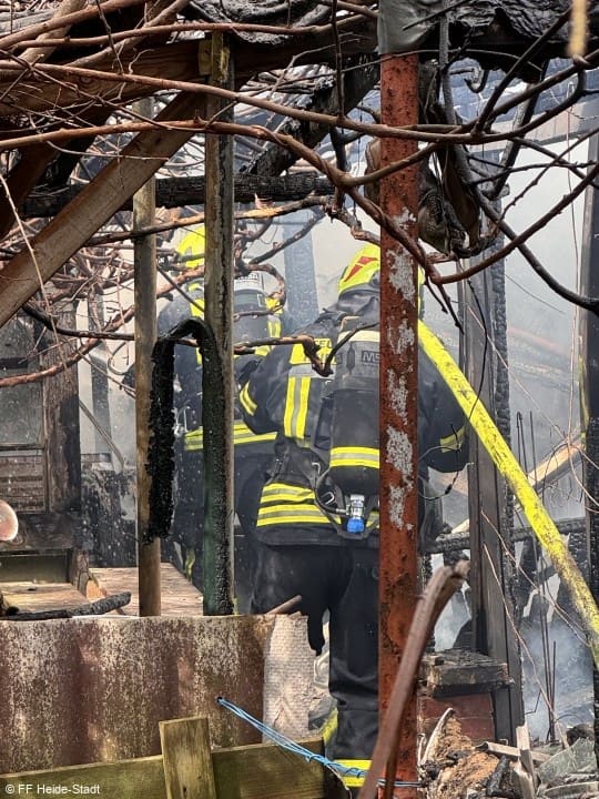 Feuer, Großfeuer, Brennender Gartenverschlag, Foto 2