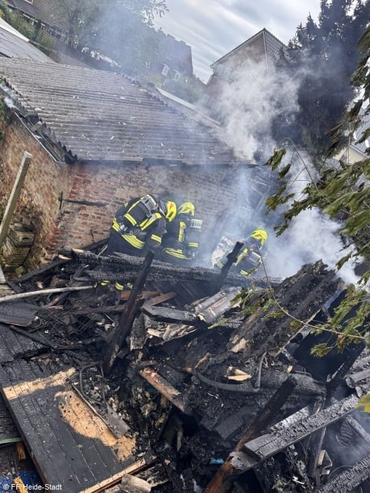 Feuer, Großfeuer, Brennender Gartenverschlag, Foto 3