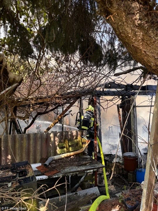 Feuer, Großfeuer, Brennender Gartenverschlag, Foto 4