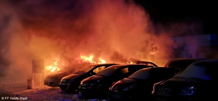 Feuer, Brennen mehrere PKW + Bürocontainer, Foto 1