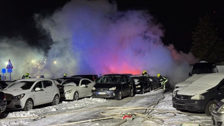 Feuer, Brennen mehrere PKW + Bürocontainer, Foto 2