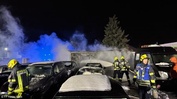 Feuer, Brennen mehrere PKW + Bürocontainer, Foto 3