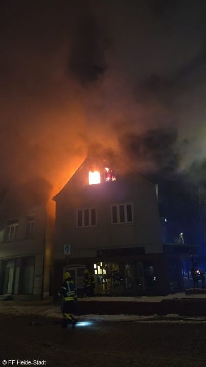 Feuer, Großfeuer, Wohnungs- und Dachstuhlbrand, Foto 1