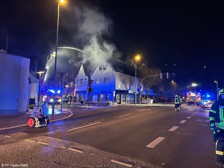 Feuer, Großfeuer, Wohnungs- und Dachstuhlbrand, Foto 2