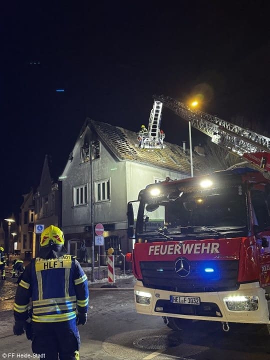 Feuer, Großfeuer, Wohnungs- und Dachstuhlbrand, Foto 3