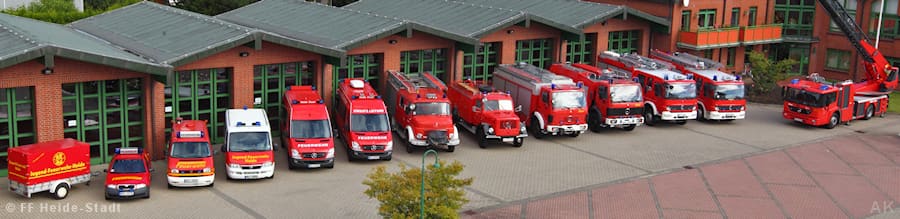 Die Fahrzeuge der Freiwilligen Feuerwehr Heide-Stadt in einer Reihe vor der Feuerwache am Kirchspielsweg