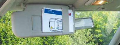 Die Rettungskarte gehört hinter die Fahrersonnenblende